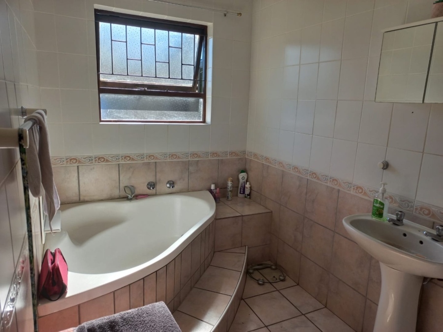 4 Bedroom Property for Sale in Denneoord Western Cape